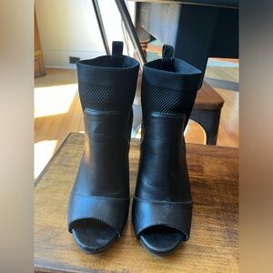 Simply Vera Wang Size 6 Heels with Mesh Design